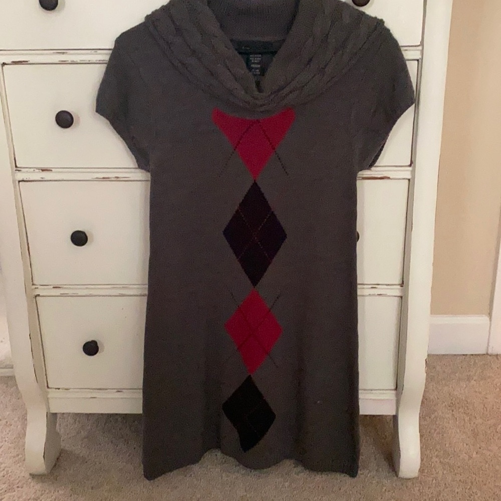 Short sleeve sweater dress. Size M. Grey w/ maroon argyle design.